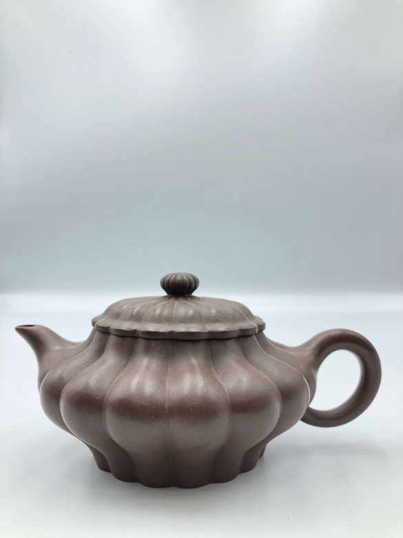 老紫泥菊花筋文壺